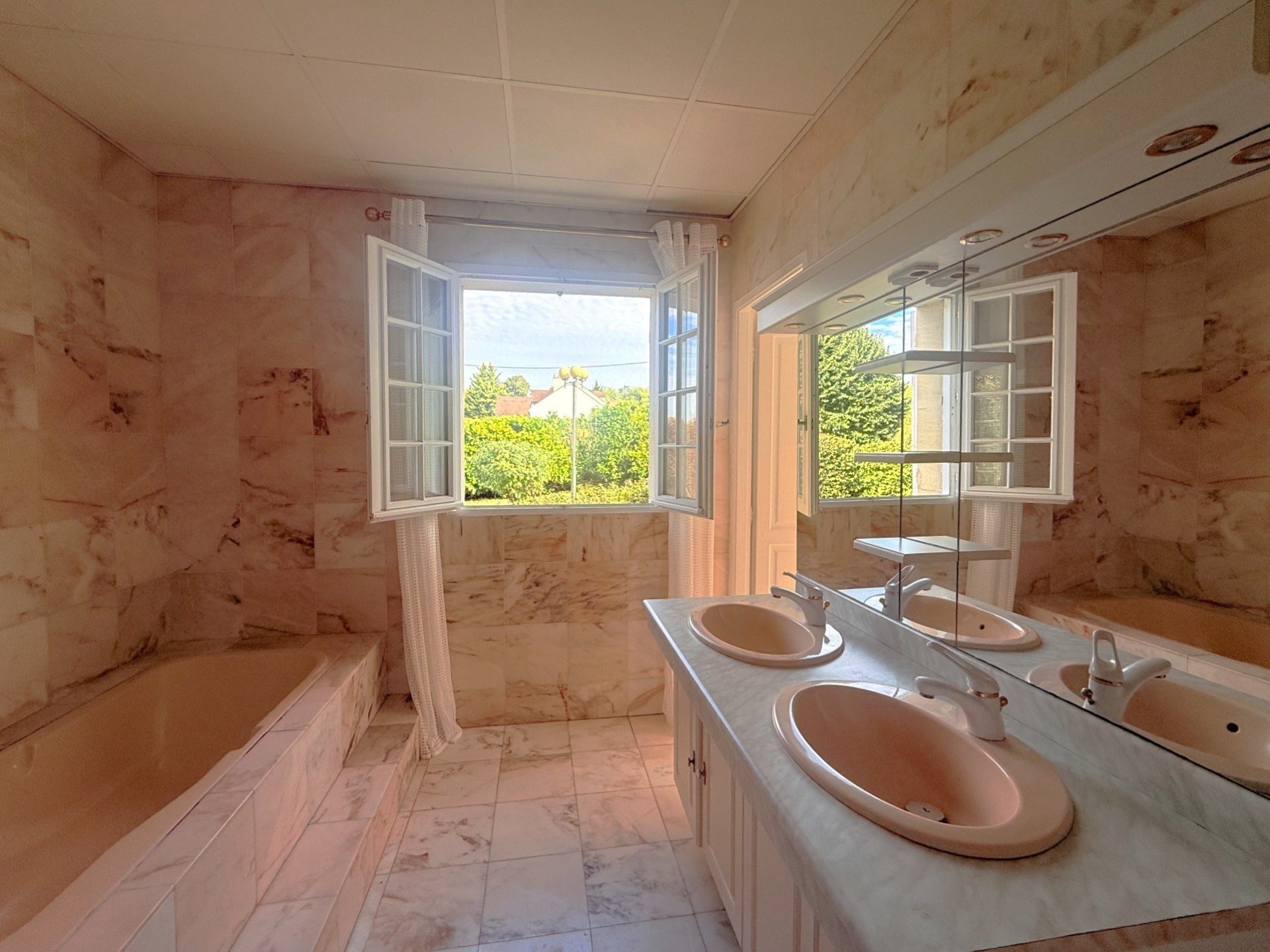 Vente Maison 8&nbsp;Pièces 280&nbsp;m² Parmain